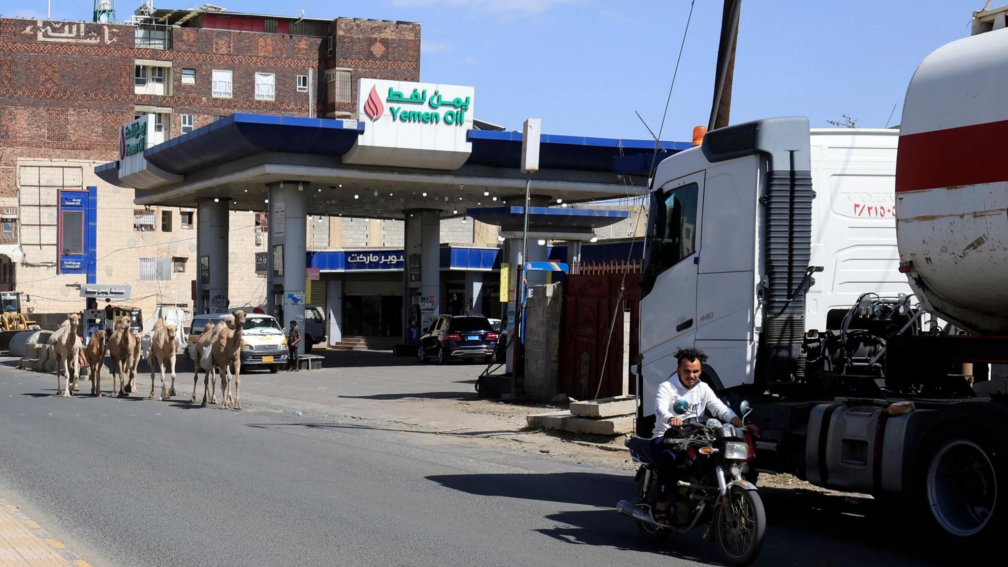 Saudi coalition strikes Houthi‑run fuel depot near Sanaa as tensions flare