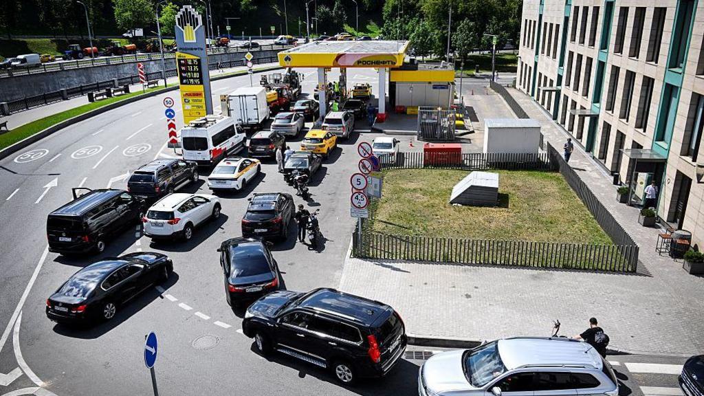 Queues at Moscow fuel stations: Russia cracks under war‑driven shortages