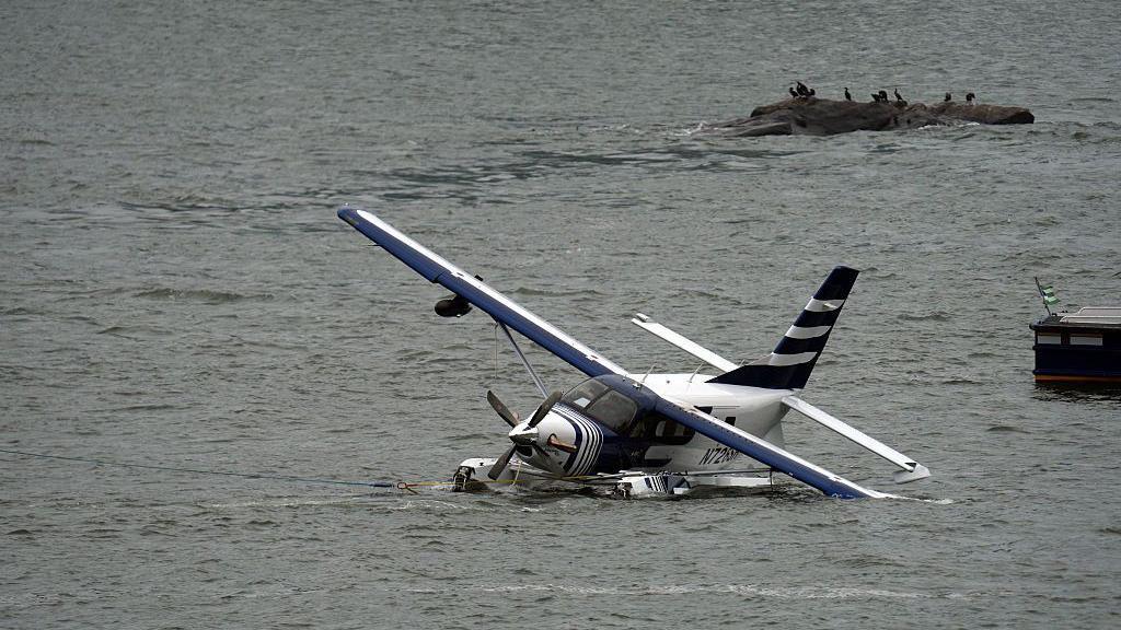 Eight Rescued After Seaplane Crashes Into Manhattan’s East River