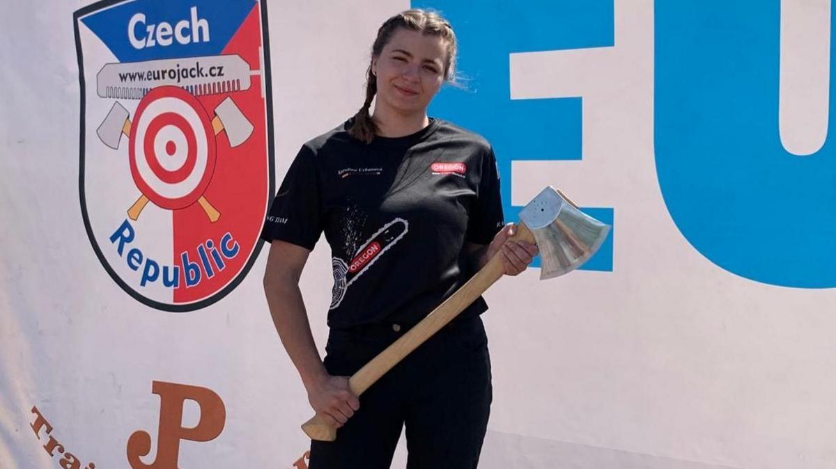 Women Cut Backs: New World Records in Lumberjack Championships