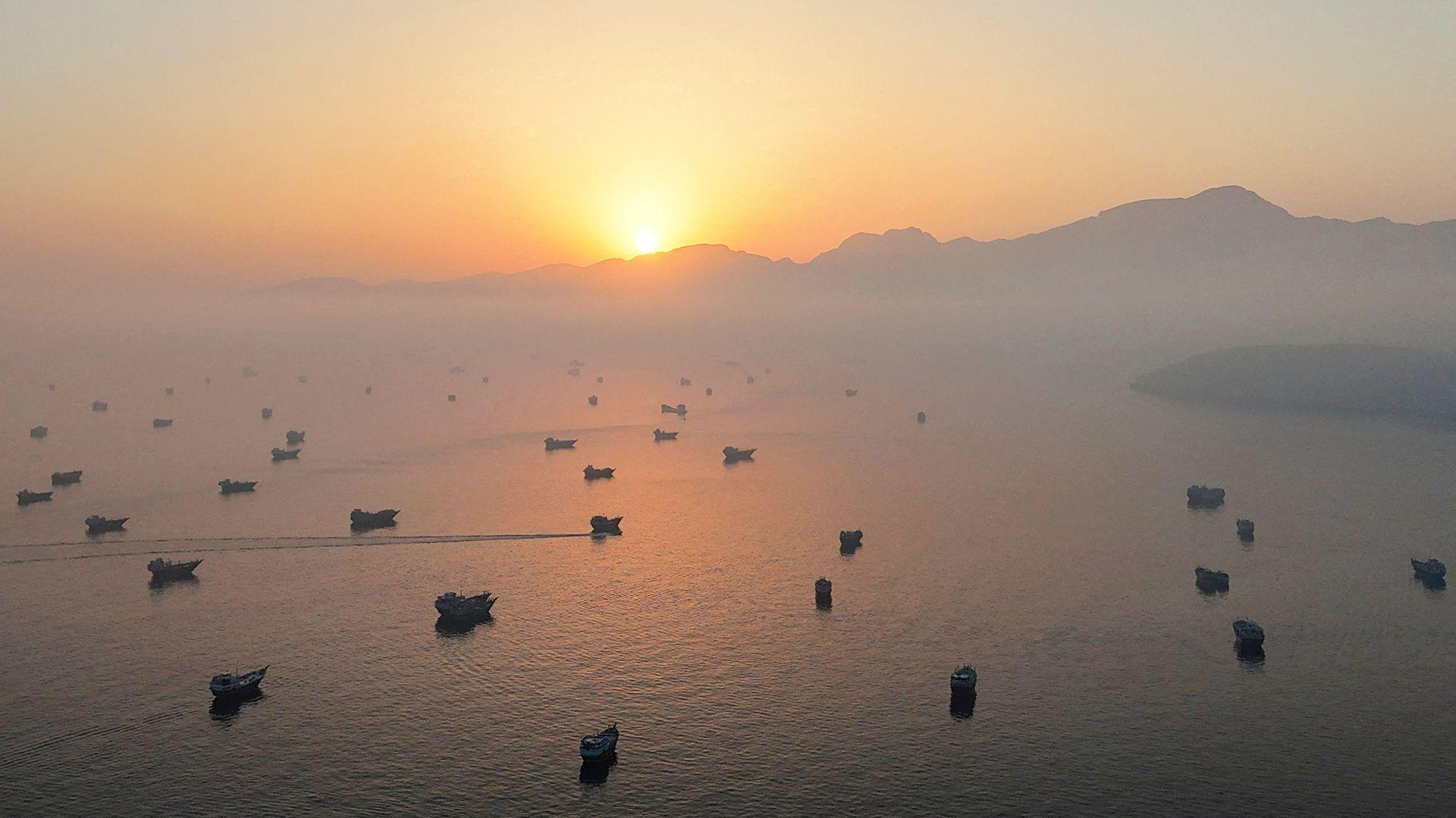 Iran, Oman Near Final Deal to Reopen Strait of Hormuz amid US Blockade