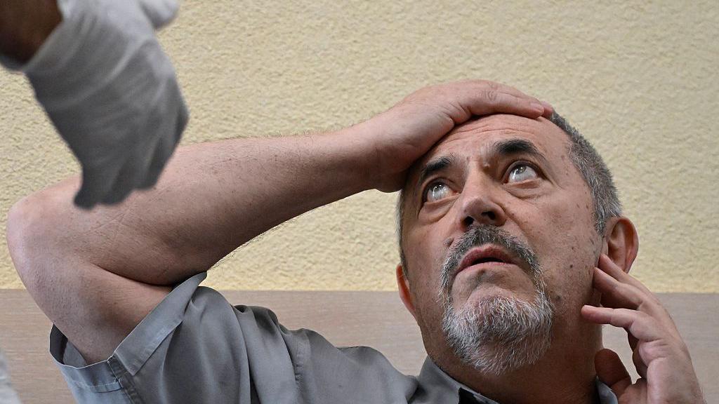Russia clamps down: anti‑war blogger fined, former MP barred from campaign