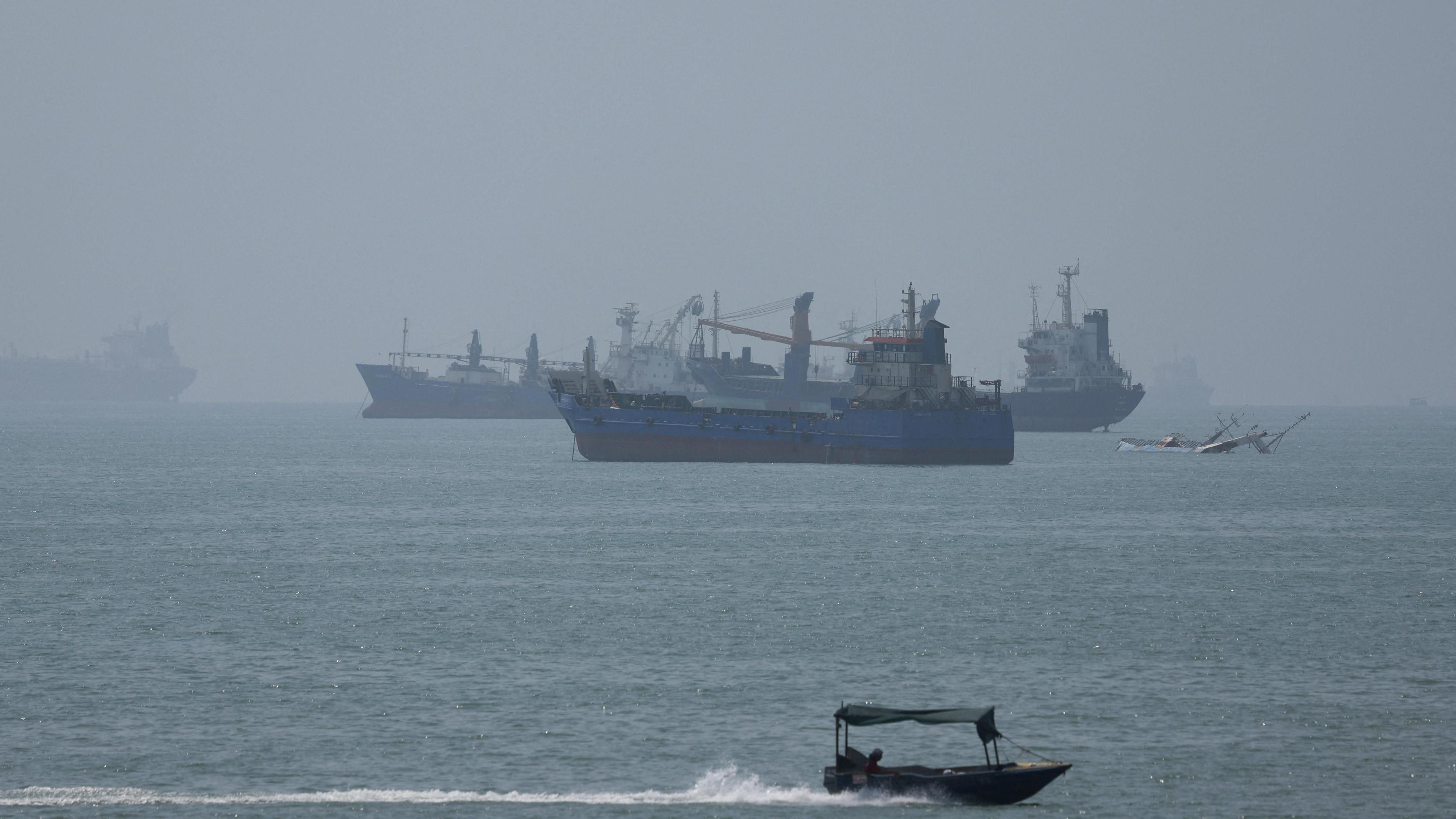 US and Iran Exchange Hits Over Larak Island: Hormuz Sea Threatens Global Shipping