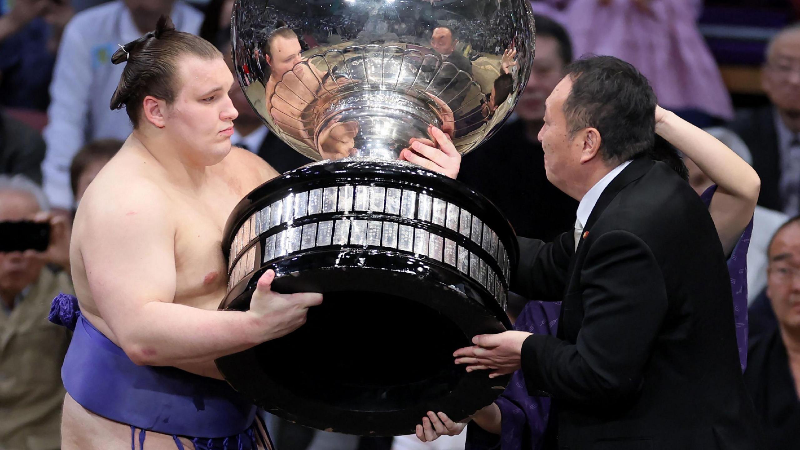 Ukrainian Sumo Wrestler Aonishiki Claims Historic Championship in Japan
