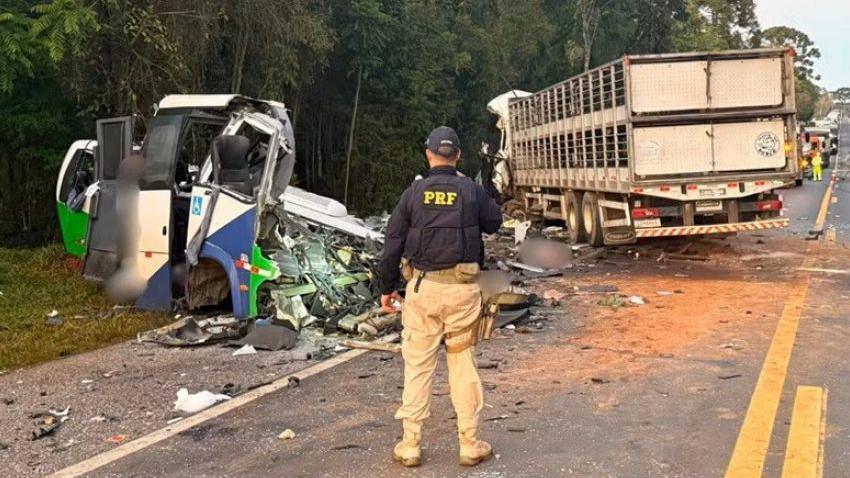 Brazilian Highway Disaster: Minibus and Lorry Head‑On Collision Leaves 23 Dead