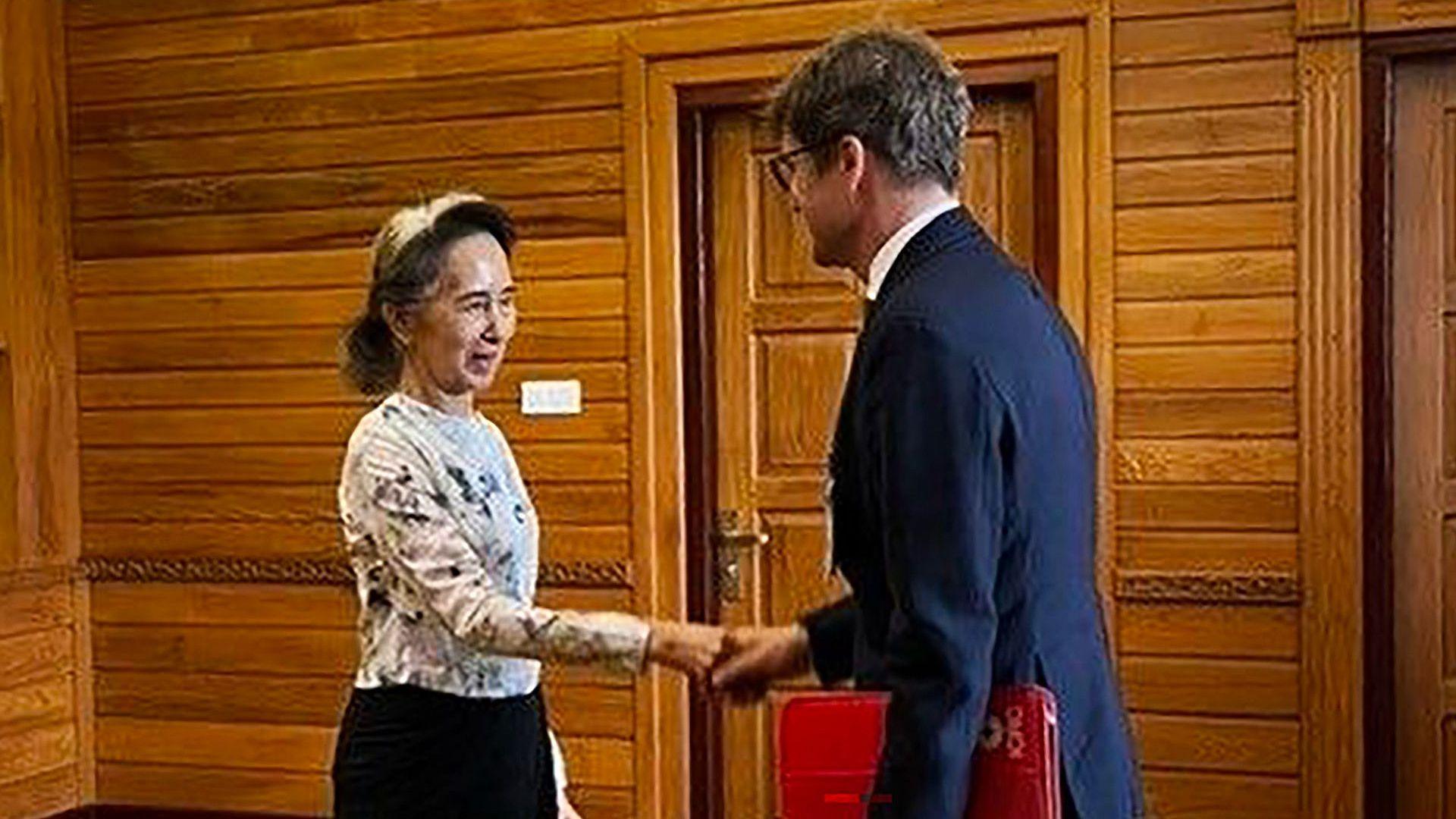 Aung San Suu Kyi Meets ICRC Delegation After 2½ Years of Isolation