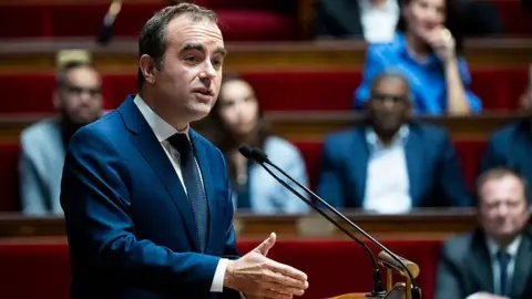 French Prime Minister Lecornu Survives No-Confidence Vote Amid Political Turmoil