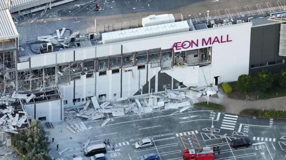 People trapped inside Japan shopping centre after 7.1 earthquake