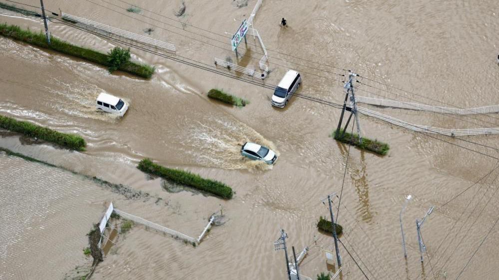 4 Killed as Record Rainfall Swamps Tokyo’s Suburbs