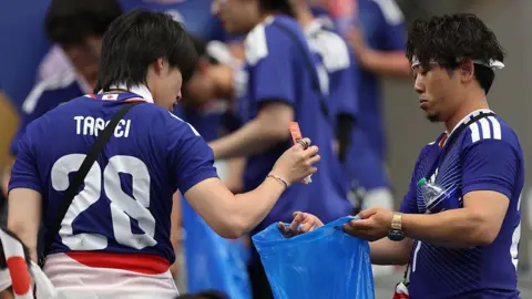 Japanese World Cup Fans Clean Stands While Home Chores Remain a Men‑Only Issue