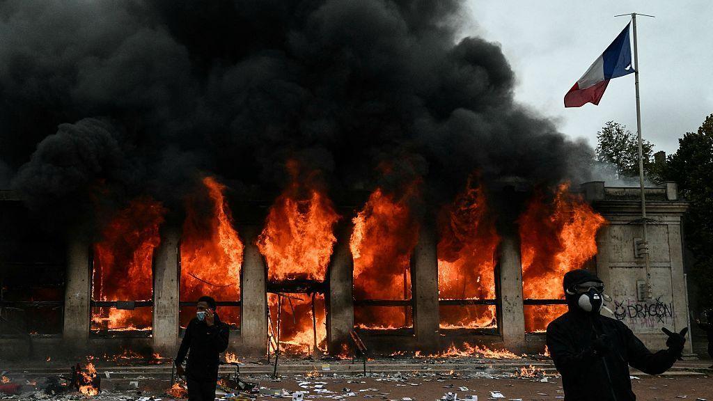 Burning Lyon tourism office during protests