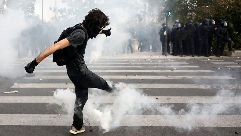 Tear gas breaches Paris, Marseille as student protests swell across France