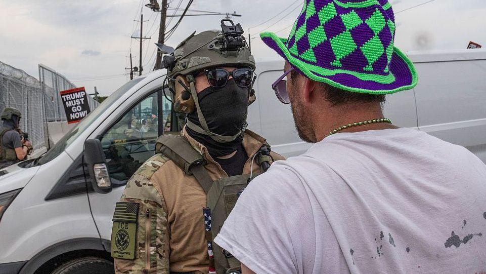 US immigration officer at a deportation runway