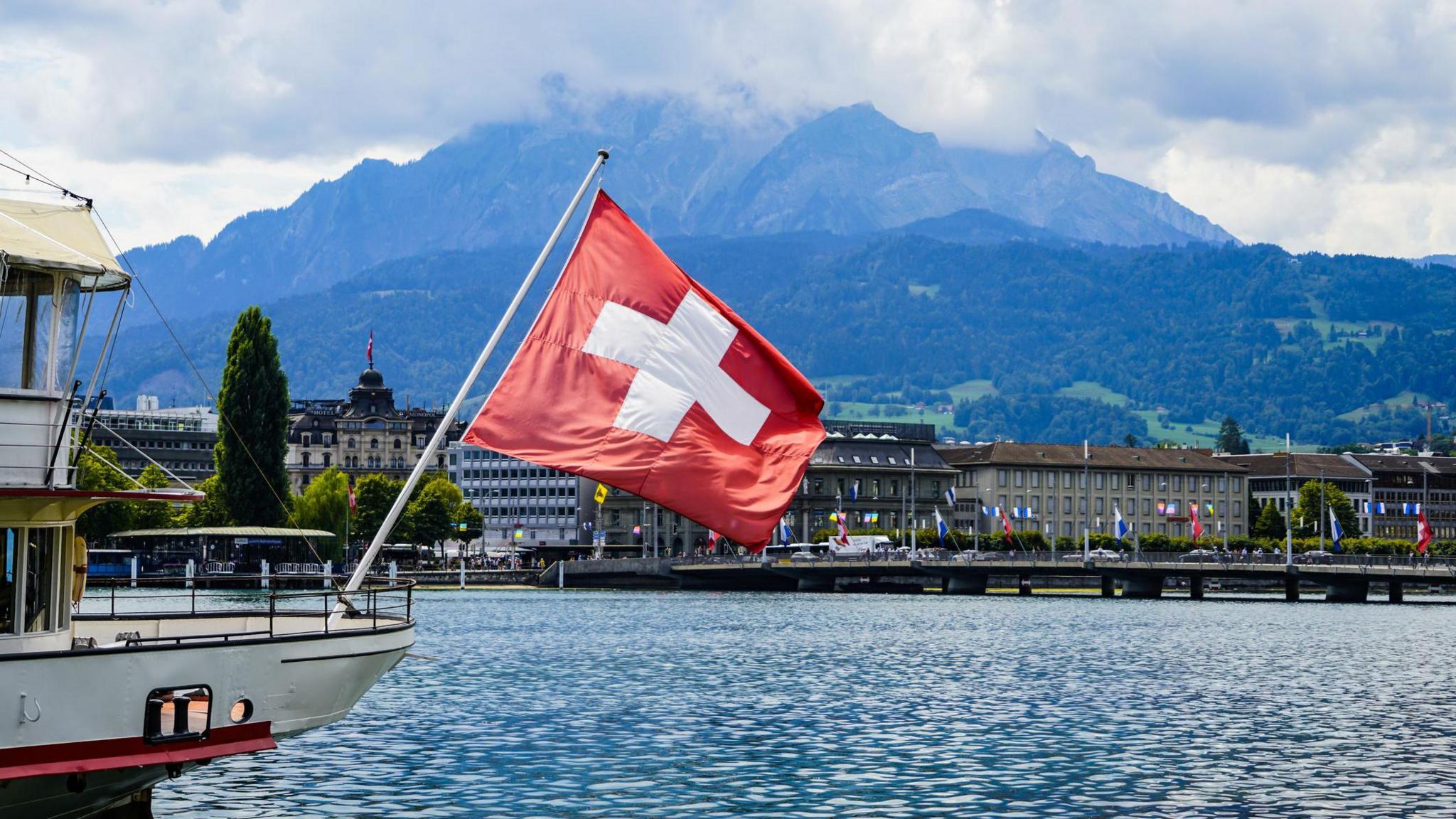 UK‑Switzerland Deal Cuts Roaming Fees and Gives Britons E‑Gate Access