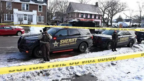 Tragic Shooting Incident in Minneapolis: Immigration Agent Kills Woman