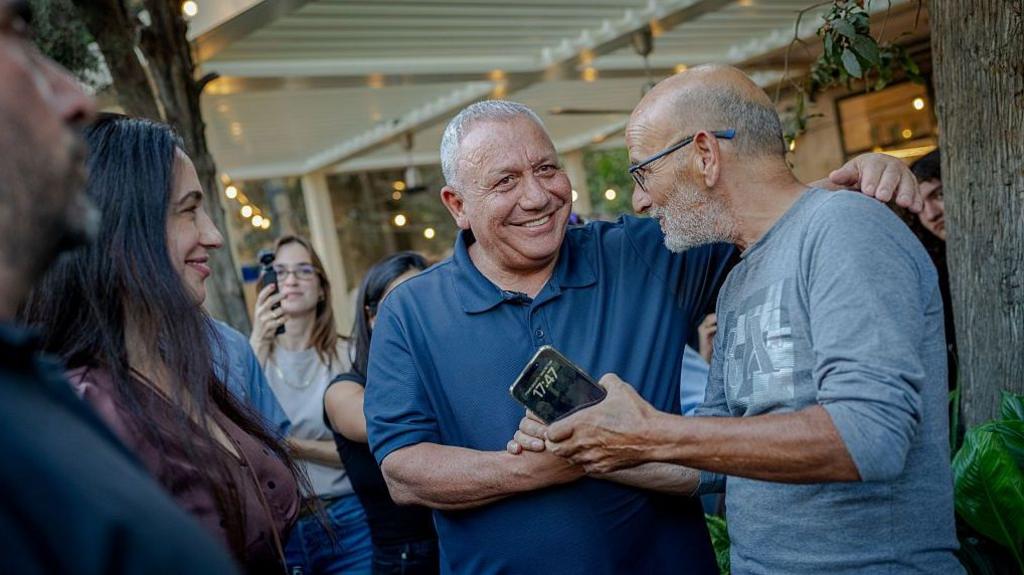 Eisenkot shakes a man’s hand.