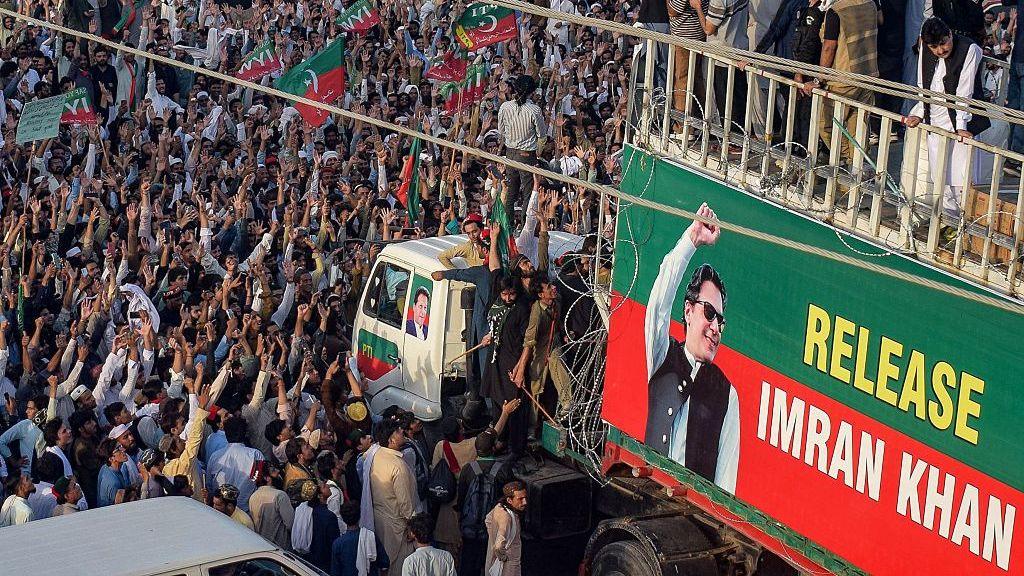 Thousands Rally to Free Imran Khan, March Toward Islamabad